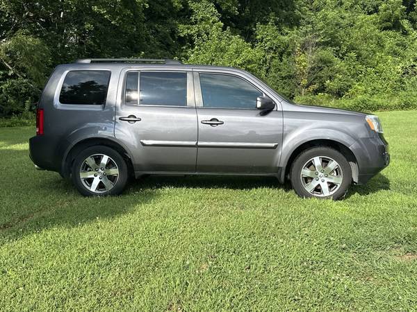 Honda Pilot with VIN: 5FNYF4H96FB021974