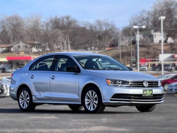 Volkswagen Jetta with VIN: 3VWD17AJXFM240335