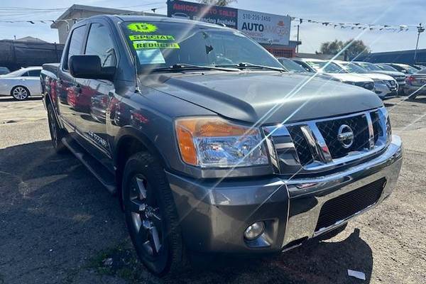 2015 Nissan Titan SV  Crew Cab