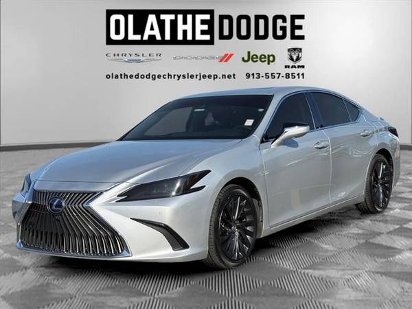 Lexus ES 300h with VIN: 58AEA1C12MU003885
