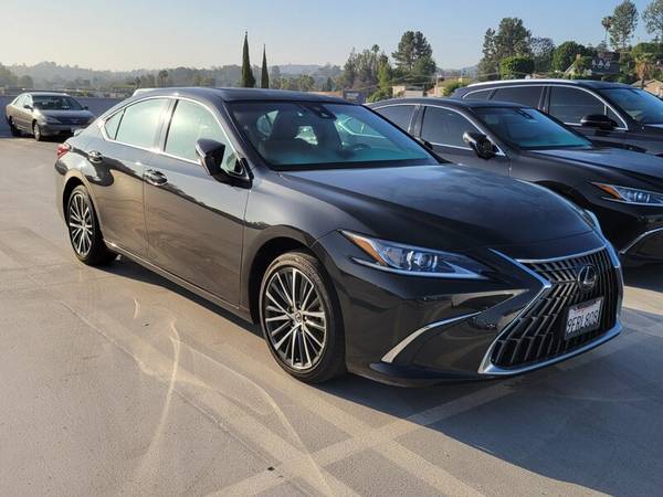 Lexus ES 300h with VIN: 58ADA1C10PU032639