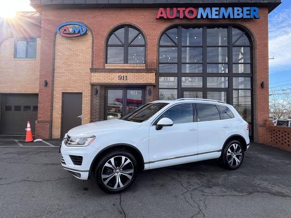 Volkswagen Touareg with VIN: WVGRF7BP6HD003221