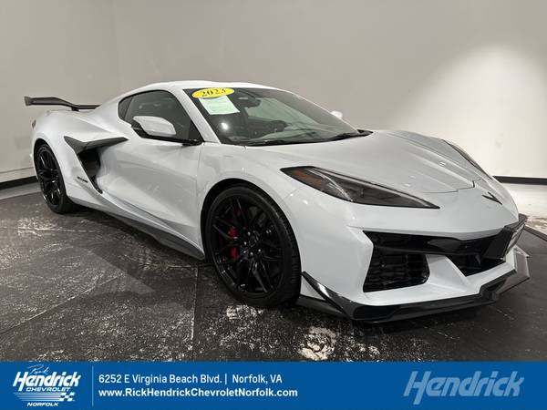 Chevrolet Corvette with VIN: 1G1YF2D30P5604736