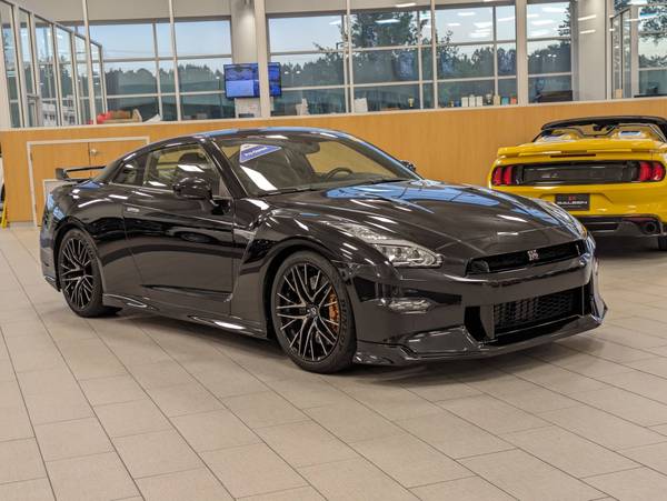 Nissan GT-R with VIN: JN1AR5BF1RM220135