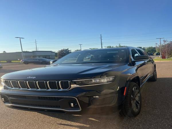 Jeep Grand Cherokee L with VIN: 1C4RJKDG0R8917025