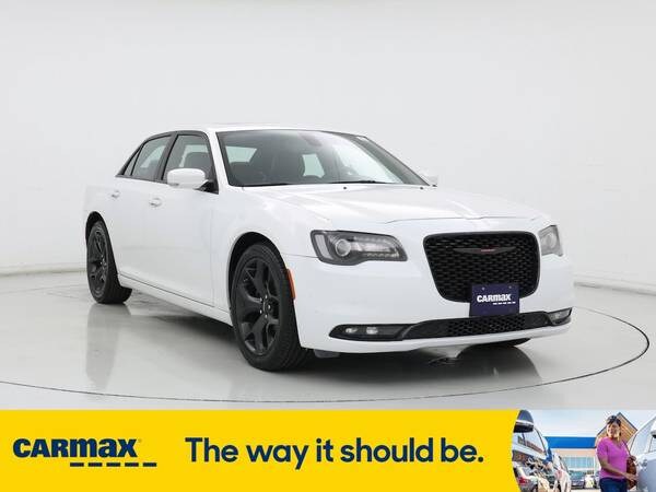 Chrysler 300 with VIN: 2C3CCABGXPH561143
