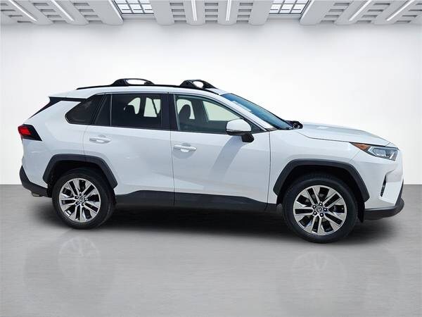 Toyota RAV4 with VIN: 2T3A1RFV0KW058889