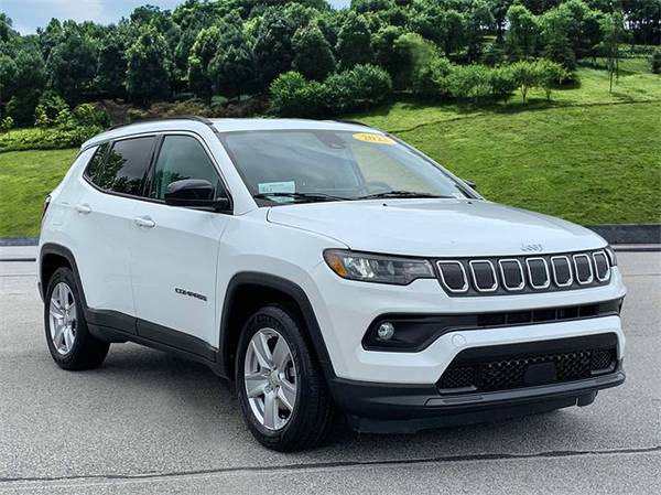 Jeep Compass with VIN: 3C4NJCBB0NT204956