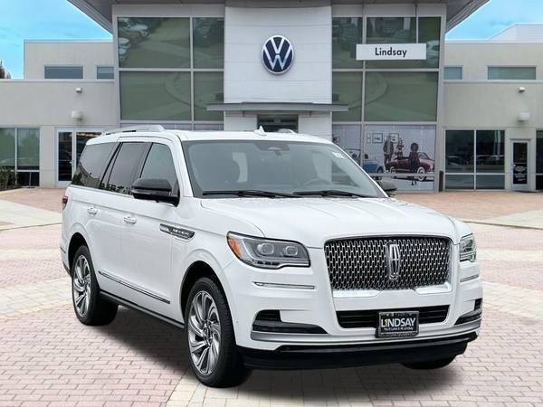 Lincoln Navigator with VIN: 5LMJJ2LT0NEL08193