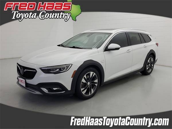 Buick Regal TourX with VIN: W04GV8SX2J1121353