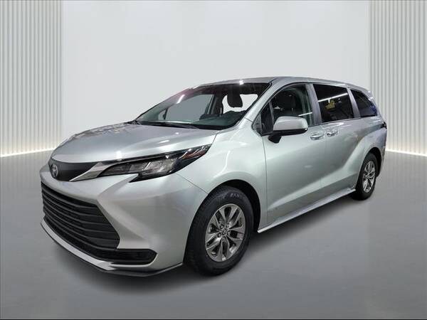 Toyota Sienna with VIN: 5TDKSKFC2MS036145