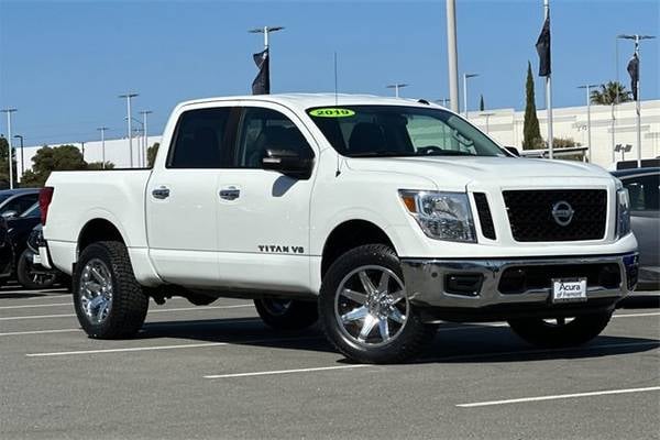 2019 Nissan Titan SV  Crew Cab