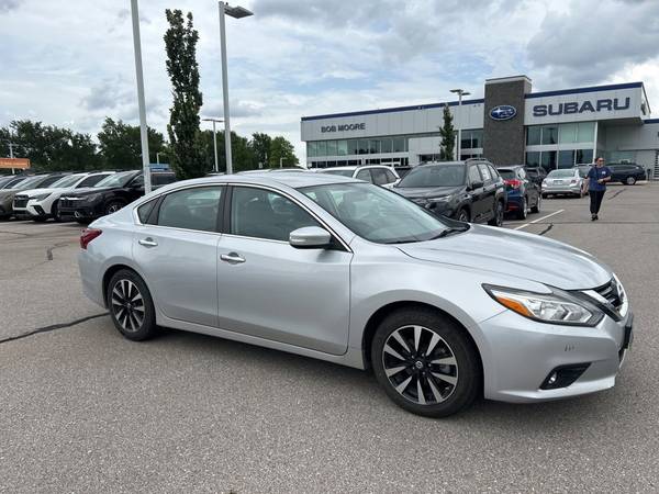 Nissan Altima with VIN: 1N4AL3AP2JC201543