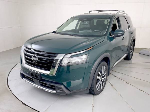 Nissan Pathfinder with VIN: 5N1DR3DK3NC262746