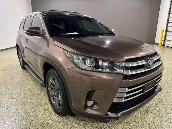 Toyota Highlander with VIN: 5TDDZRFHXJS832890