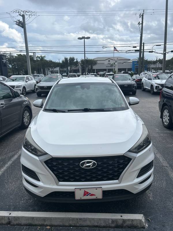 Hyundai Tucson with VIN: KM8J23A4XKU884909