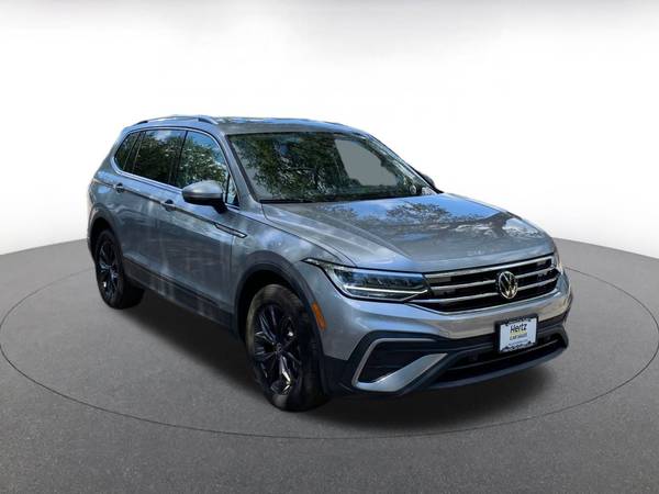 Volkswagen Tiguan with VIN: 3VV3B7AX1RM128724