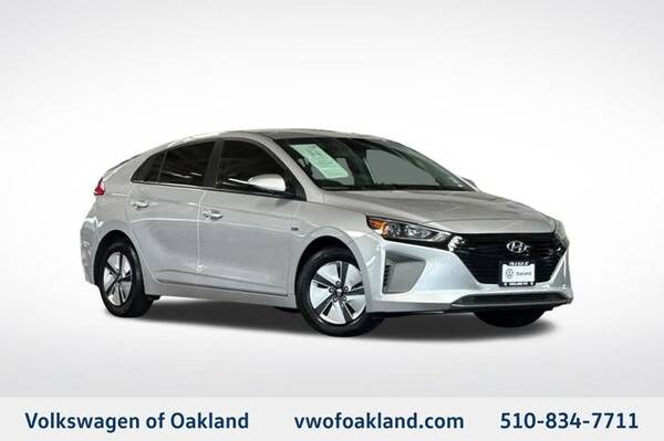 Hyundai Ioniq Hybrid with VIN: KMHC65LC4HU031492