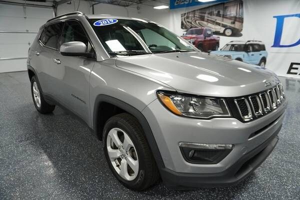 Jeep Compass with VIN: 3C4NJDBB6KT703049