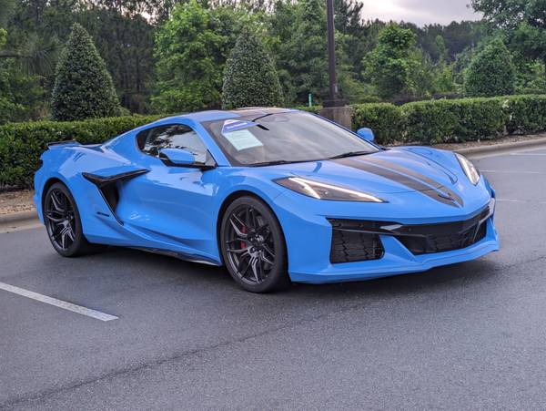 Chevrolet Corvette with VIN: 1G1YE2D32R5601021