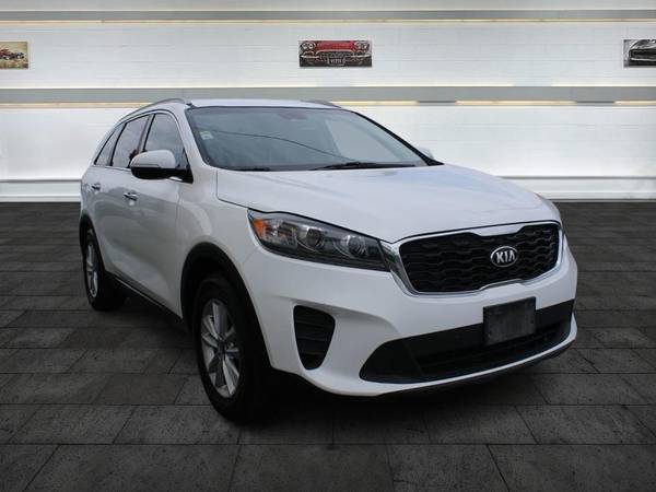 Kia Sorento with VIN: 5XYPG4A36KG433734
