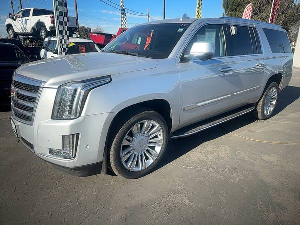 Cadillac Escalade ESV with VIN: 1GYS4HKJ5KR158568