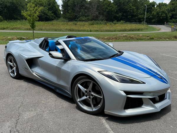 Chevrolet Corvette with VIN: 1G1YM3D48R5200123