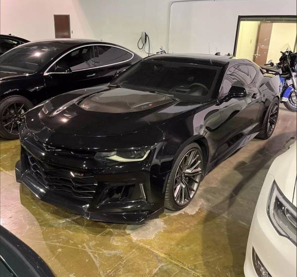 Chevrolet Camaro with VIN: 1G1FJ1R69H0213179