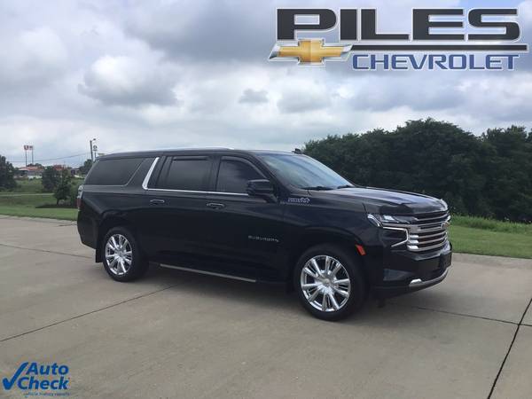 Chevrolet Suburban with VIN: 1GNSKGKLXNR312775