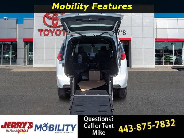 Chrysler Pacifica with VIN: 2C4RC1BG8SR549257