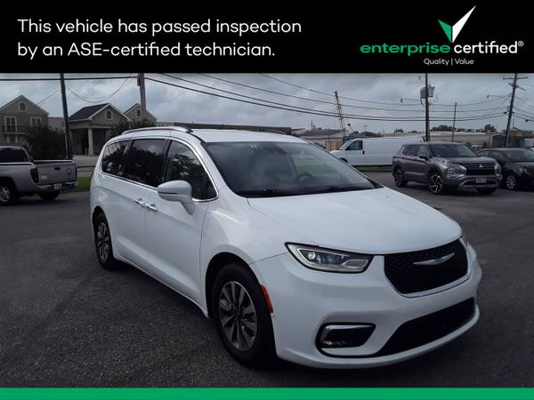 Chrysler Pacifica with VIN: 2C4RC1L77MR586155