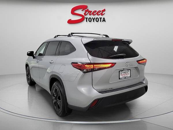 Toyota Highlander with VIN: 5TDKDRAH1PS525954