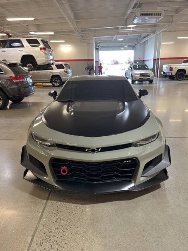 Chevrolet Camaro with VIN: 1G1FJ1R66J0165369