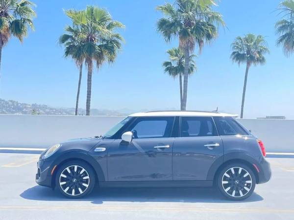 MINI Hardtop 4 Door with VIN: WMWXU3C56H2D32021