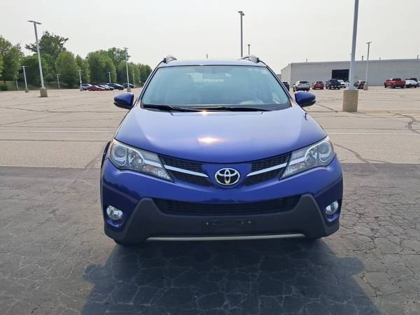Toyota RAV4 with VIN: 2T3RFREV5FW364028
