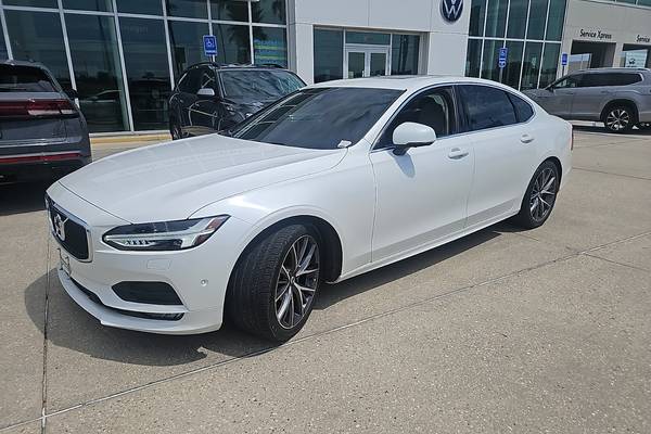 2019 Volvo S90 T6 Momentum