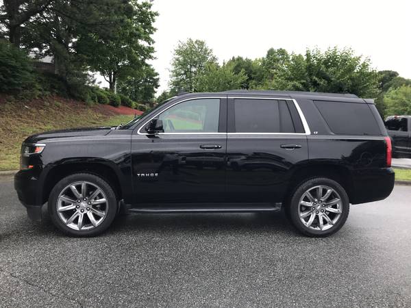 Chevrolet Tahoe with VIN: 1GNSKBKCXKR303136