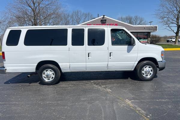 2011 Ford E-Series Wagon E-350 Super Duty XLT