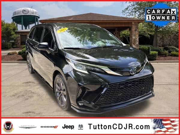Toyota Sienna with VIN: 5TDXRKEC5NS126815