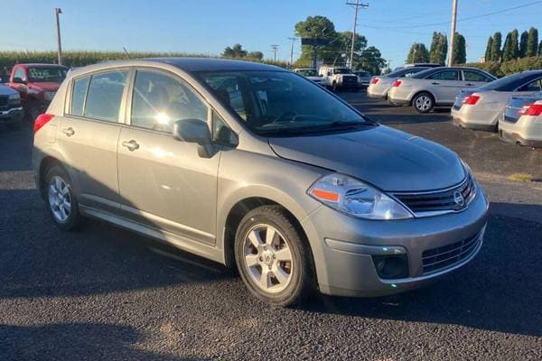 2011 Nissan Versa 1.8 SL Hatchback