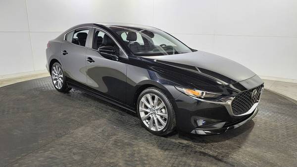 Mazda 3 with VIN: JM1BPABLXM1318435
