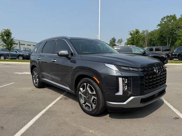 Hyundai Palisade with VIN: KM8R4DGE5SU824135