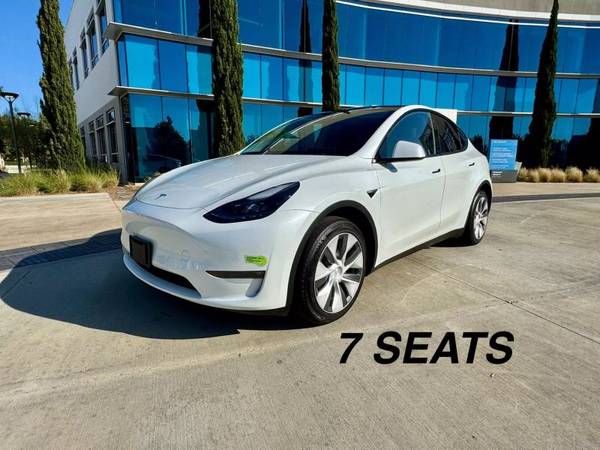 Tesla Model Y with VIN: 7SAYGAEE1NF558198