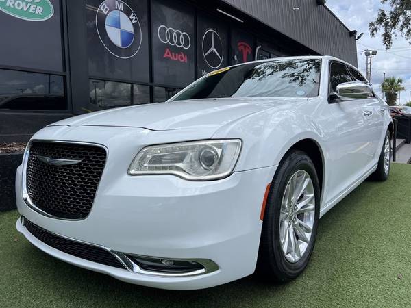 Chrysler 300 with VIN: 2C3CCAEG8GH128223