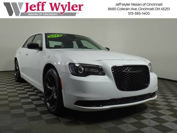 Chrysler 300 with VIN: 2C3CCAAGXPH681820