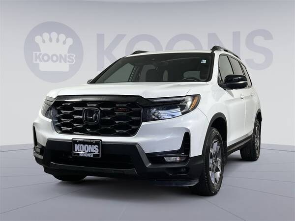Honda Passport with VIN: 5FNYF8H60NB015065