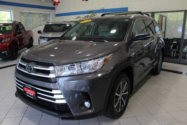 Toyota Highlander with VIN: 5TDJZRFH0JS802056
