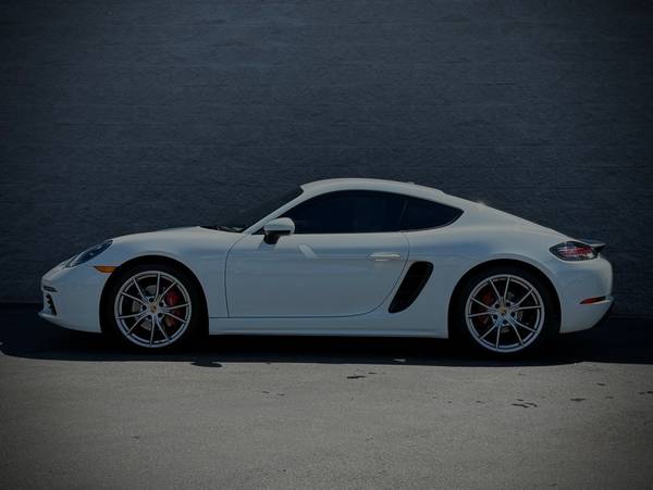 Porsche 718 Cayman with VIN: WP0AB2A82JK278595