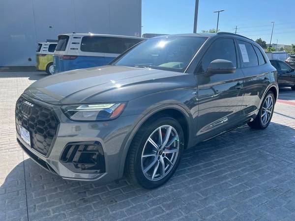Audi Q5 with VIN: WA1E2AFY0R2129273
