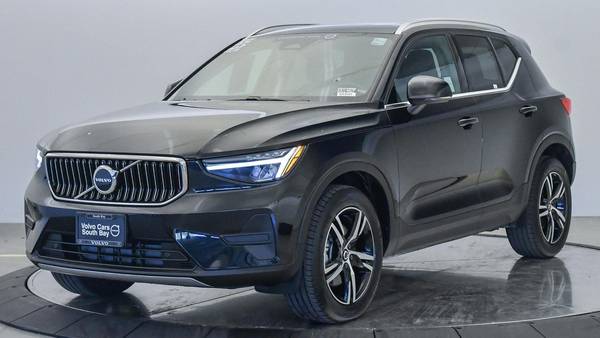 Volvo XC40 with VIN: YV4L12UJ0S2466170